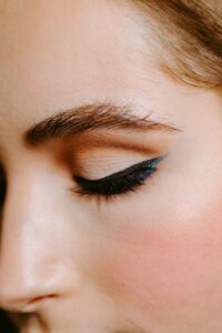 woman with red lipstick and black mascara | Eyeshadow Blending
