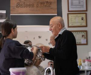 A hairdresser applying foil highlights at a salon in İzmir, Türkiye.